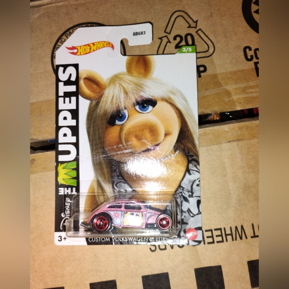 Hot Wheels Disney The Muppets Ms.Piggy Custom Volkswagen Beetle